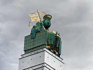 Скульптуры Святых на башне церкви ам-штайнхоф в Вене