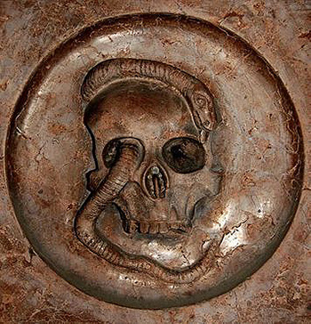кладбище Святого Себастьяна, черепа со змеями