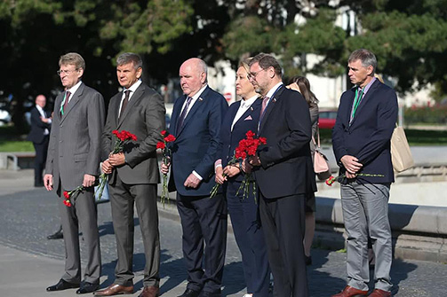 делегация возложила венок к Мемориалу советским воинам, павшим при освобождении Вены