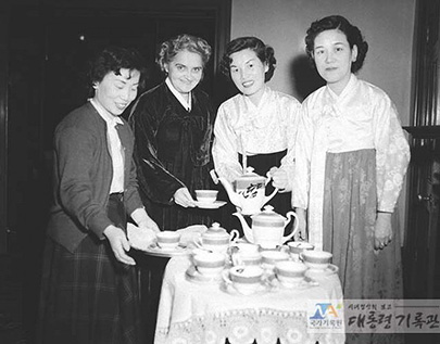 Франциска с корейскими женщинами 