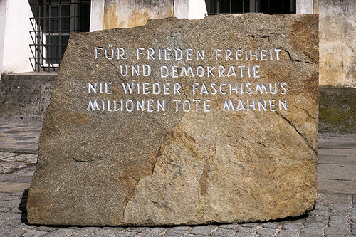 Мемориальный камень у дома Гитлера, 1989 год 
