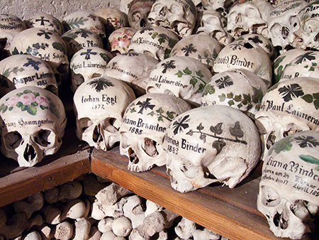 Костница в Хальштатте, сотни разрисованных черепов