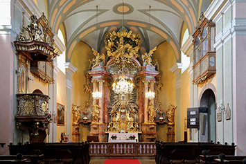 Главный алтарь церкви 