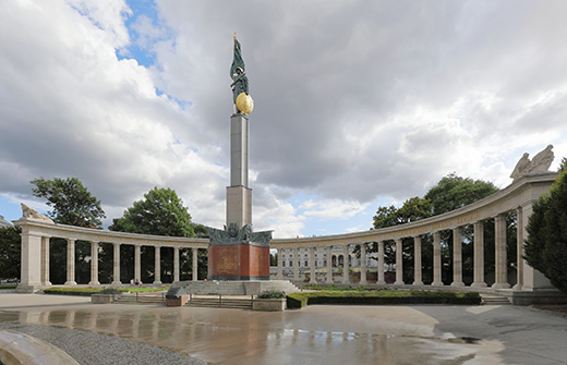 Памятник советским воинам на площади Шварценбергплац 